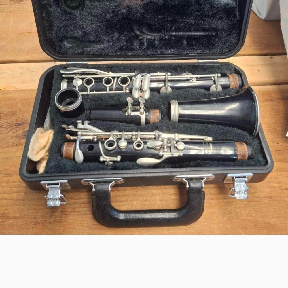 Yamaha Black Clarinet with Silver Accents